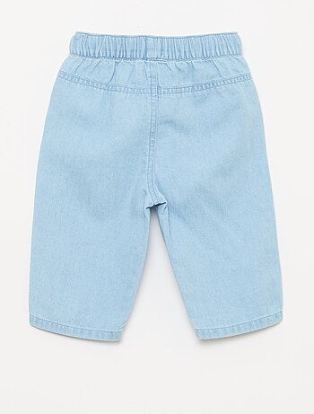 Pantalón liso corte relax fit con 2 bolsillos de parche