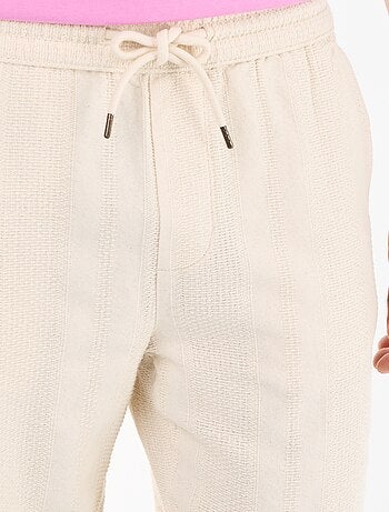 Pantalón liso de tejido texturizado