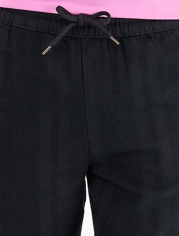 Pantalón liso de tejido texturizado