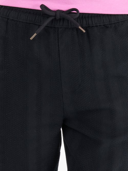 Pantalón liso de tejido texturizado - Kiabi Pantalón liso de tejido texturizado - Kiabi