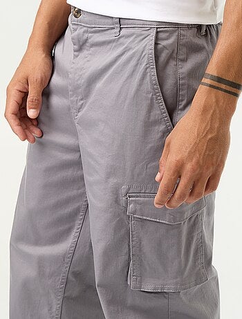 Pantalón multibolsillos de corte regular