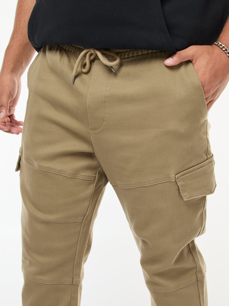 Pantalón multibolsillos liso con cinturón elástico Verde - Kiabi