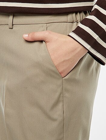 Pantalón pitillo con cierre con corchete y cremallera