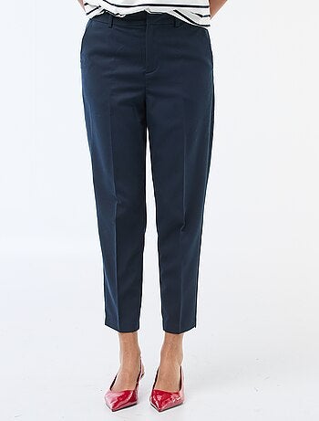 Pantalón pitillo liso con 2 bolsillos