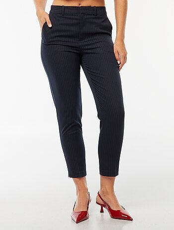 Pantalón pitillo liso con 2 bolsillos