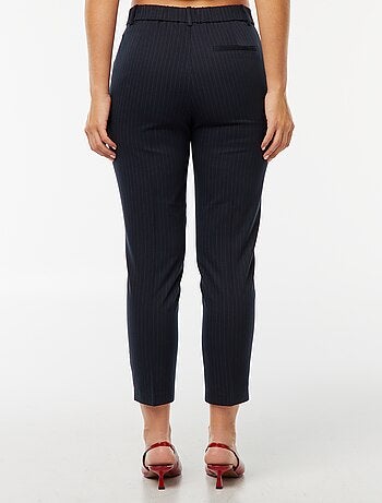 Pantalón pitillo liso con 2 bolsillos