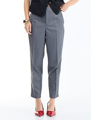 Pantalón pitillo liso con 2 bolsillos