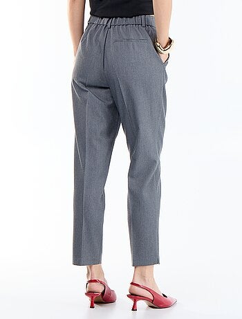 Pantalón pitillo liso con 2 bolsillos