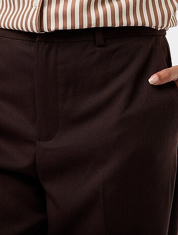 Pantalón pitillo liso con 2 bolsillos