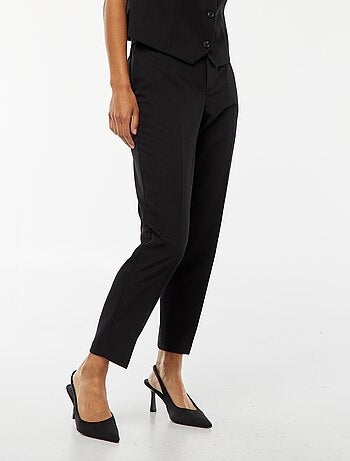 Pantalón pitillo liso con 2 bolsillos