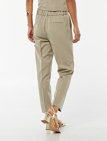Pantalón pitillo liso con 2 bolsillos