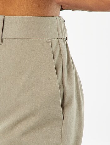 Pantalón pitillo liso con 2 bolsillos