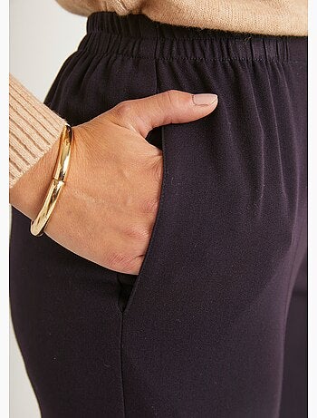 Pantalón recto con cintura semielástica y vientre plano. - Afibel