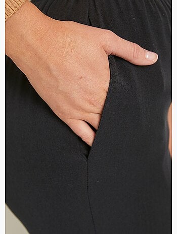 Pantalón recto con cintura semielástica y vientre plano.