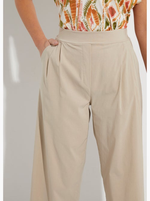 Pantalón recto con pinzas y cinturilla elástica. - Afibel - Kiabi Pantalón recto con pinzas y cinturilla elástica. - Afibel - Kiabi