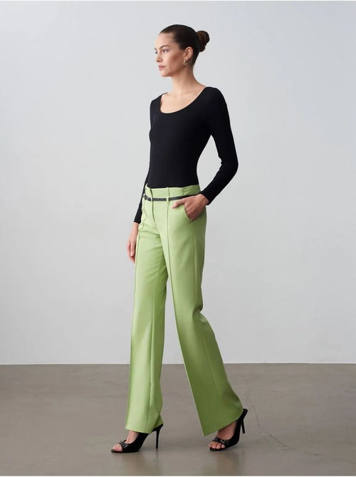 Pantalón recto de crepé con cinturón dilvin - Kiabi Pantalón recto de crepé con cinturón dilvin - Kiabi