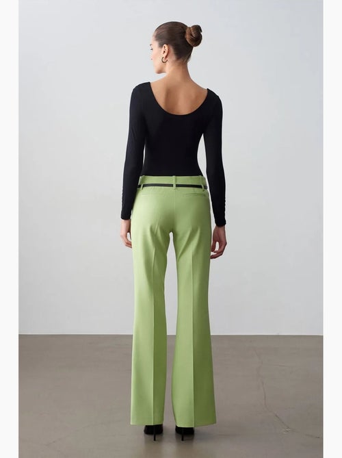 Pantalón recto de crepé con cinturón dilvin - Kiabi Pantalón recto de crepé con cinturón dilvin - Kiabi