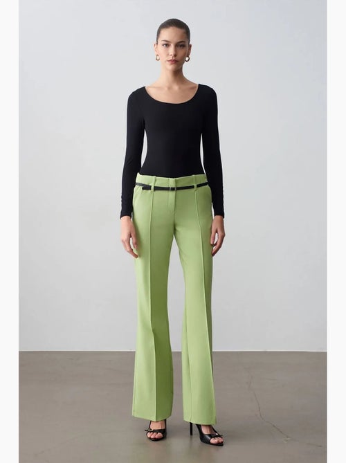 Pantalón recto de crepé con cinturón dilvin - Kiabi Pantalón recto de crepé con cinturón dilvin - Kiabi