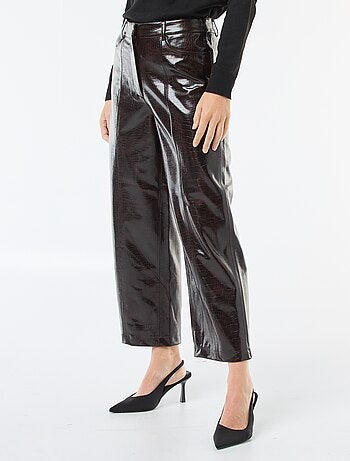 Pantalón recto de imitación con efecto "piel de serpiente