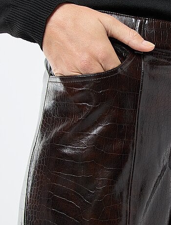 Pantalón recto de imitación con efecto "piel de serpiente
