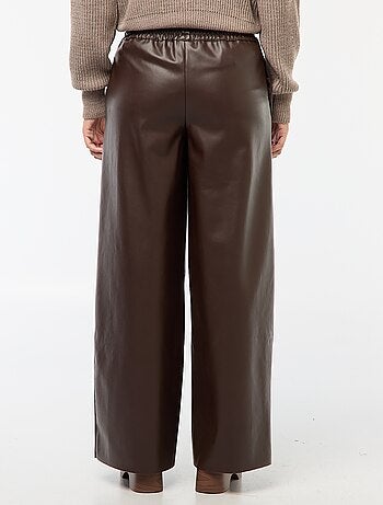 Pantalón recto de polipiel liso