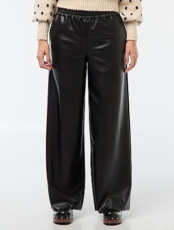 Pantalón recto de polipiel liso
