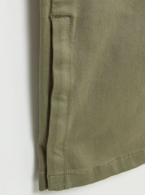 Pantalón regular con bolsillos con solapa - So Easy - Kiabi