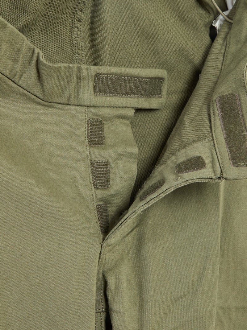Pantalone Verde Militare In Gabardina Di Cotone Stretch Con Tasconi Con Patta Sul Retro | Pellizzari