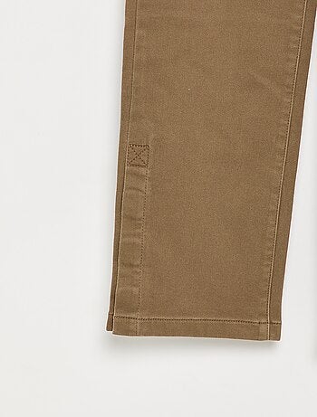 Pantalón regular con bolsillos de solapa - colección fácil de poner