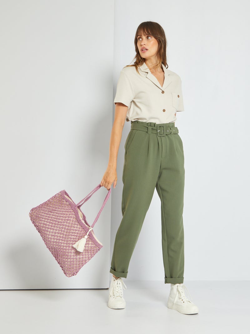 Pantalón regular de talle alto + cinturón verde oscuro - Kiabi