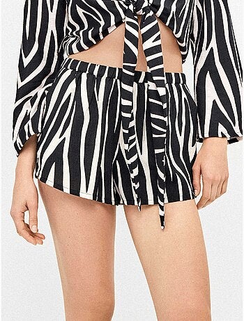Pantalón short cintura elástica con estampado animal print cebra