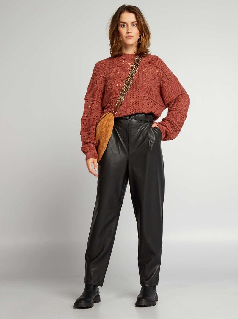 Pantalón sintético con cinturón NEGRO - Kiabi