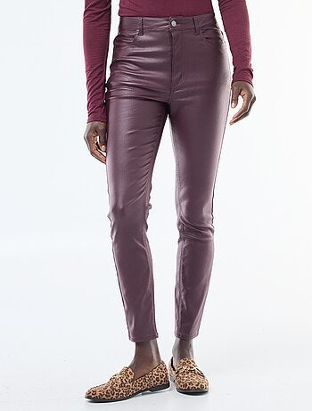 Pantalón skinny revestido liso