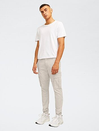 Pantalón slim con bolsillos grandes