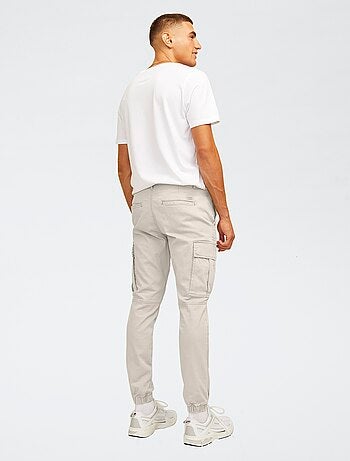 Pantalón slim con bolsillos grandes