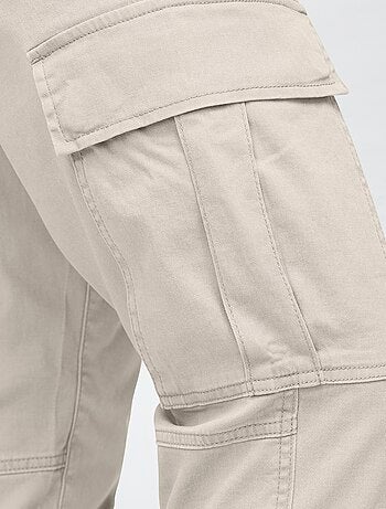 Pantalón slim con bolsillos grandes