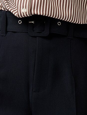 Pantalón tapered vaporoso con cinturón con hebilla