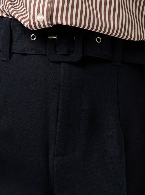 Pantalón tapered vaporoso con cinturón con hebilla - Kiabi