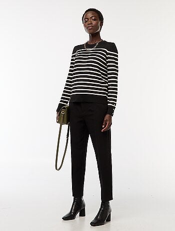 Pantalón tapered vaporoso con cinturón con hebilla