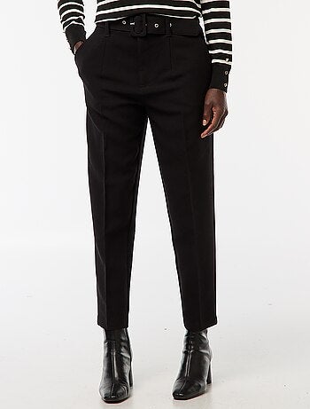 Pantalón tapered vaporoso con cinturón con hebilla