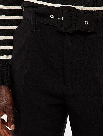 Pantalón tapered vaporoso con cinturón con hebilla