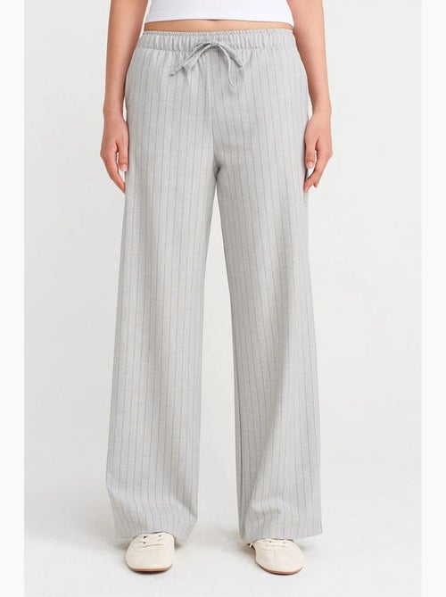 Pantalón tejido de rayas de pernera ancha dilvin - Kiabi Pantalón tejido de rayas de pernera ancha dilvin - Kiabi
