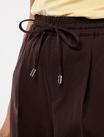 Pantalón tipo jogger liso