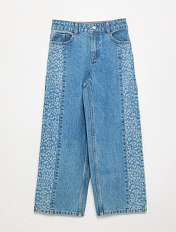 Pantalón vaquero con aplicaciones estampadas