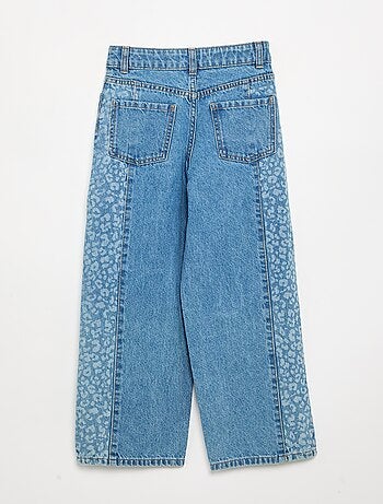 Pantalón vaquero con aplicaciones estampadas