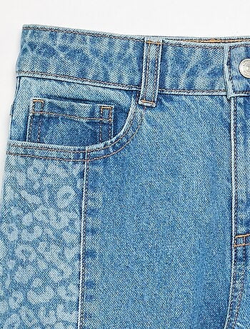 Pantalón vaquero con aplicaciones estampadas