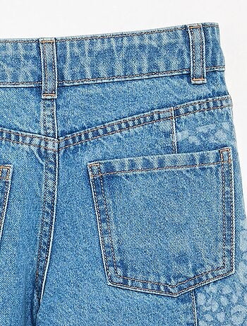 Pantalón vaquero con aplicaciones estampadas