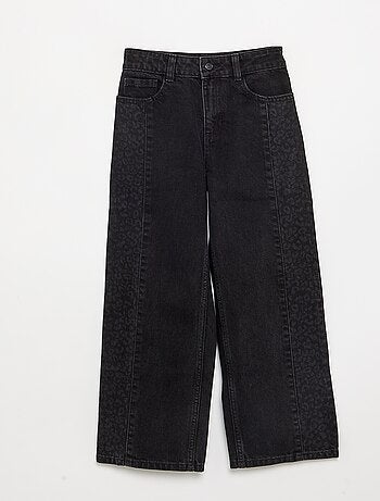 Pantalón vaquero con aplicaciones estampadas