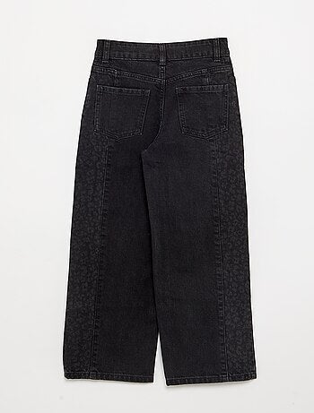 Pantalón vaquero con aplicaciones estampadas