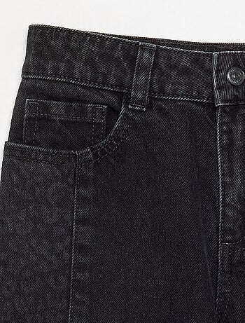 Pantalón vaquero con aplicaciones estampadas